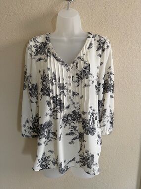 Rose & Olive White Floral Pleated Button-Front Blouse